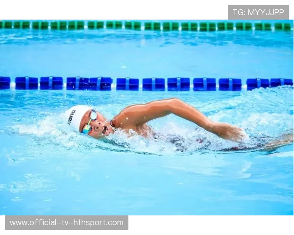 游泳队短距离组选手专注爆发力训练，成绩保持上升势头