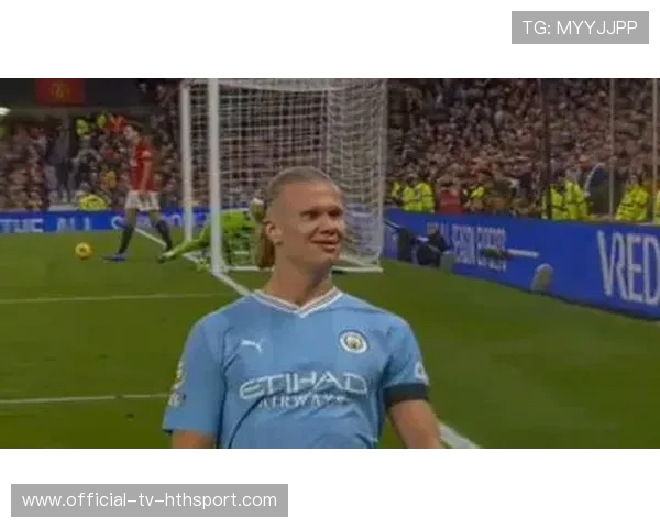 泰山压顶!哈兰德在禁区内高高跃起头球得分的瞬间魅力