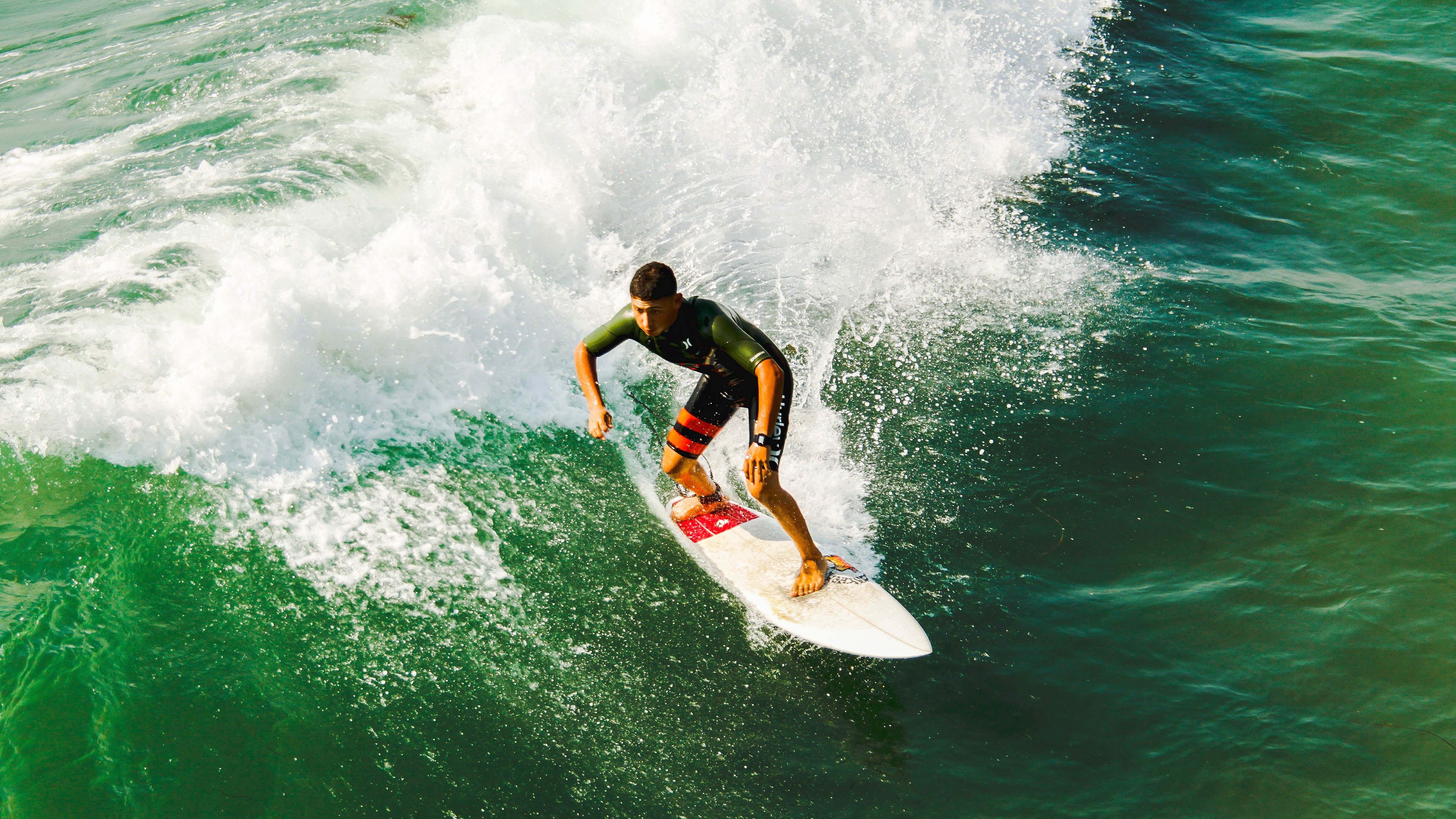 华体会登陆-夺冠热门队伍全对比，谁能稳坐“冠军之位”？